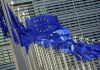 Le bandiere dell'Ue sventolano di fronte alla sede della Commissione a Bruxelles