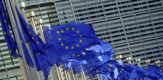 Le bandiere dell'Ue sventolano di fronte alla sede della Commissione a Bruxelles