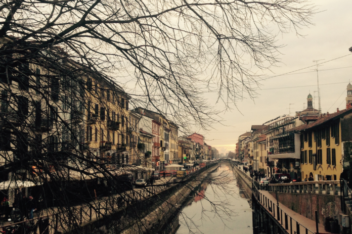 Il Naviglio Grande di Milano dal ponte sulla Darsena