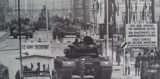 Un'immagine storica del check point che divideva Berlino Est da Berlino Ovest