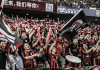 Tifosi cinesi con maglia e bandiere del Milan
