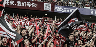 Tifosi cinesi con maglia e bandiere del Milan
