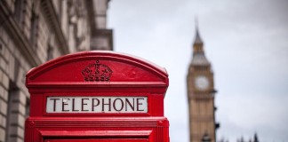 Una cabina telefonica a Londra, uno dei simboli della città