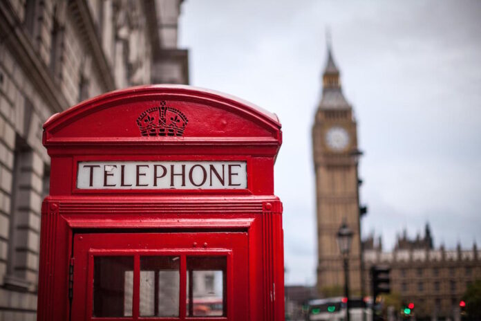 Una cabina telefonica a Londra, uno dei simboli della città