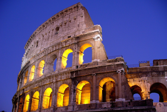 Vista notturna del Colosseo