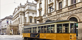 Un tram nel centro di Milano, con la Scala sullo sfondo