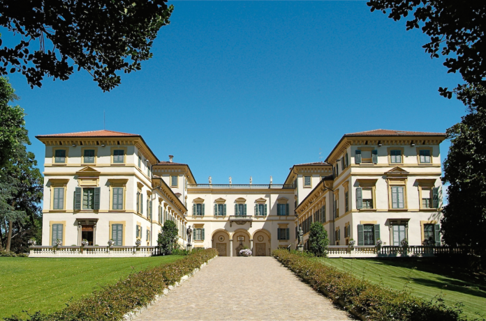 La facciata principale di villa Borromeo a Senago (Milano)