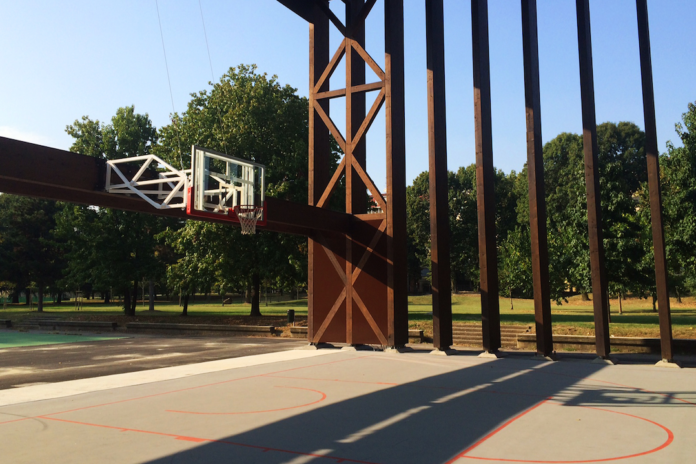 L'ex padiglione Coca-Cola di Expo2015 riutilizzato come copertura di un campo da Basket in un parco pubblico a Milano