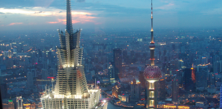 Un'insolita visuale della skyline di Shanghai