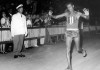 Abebe Bikila vincerà la Maratona elle Olimpiadi di Roma del 60 correndo a piedi nudi, diventandone così il simbolo sportivo
