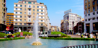 La fontana di piazza San Babila a Milano, uno degli ultimi progetti di Luigi Caccia Dominioni