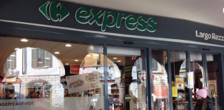 Una vetrina di un supermercato Carrefour Express, aperto h24