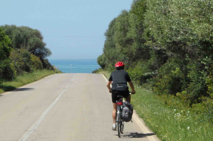 Una pista ciclabile in Sardegna
