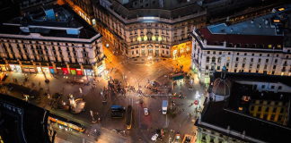 Piazza Cordusio a Milano ripresa dall'alto di notte