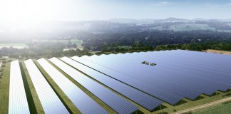 Un grande impianto di generazione elettrica fotovoltaica su un campo energie rinnovabili