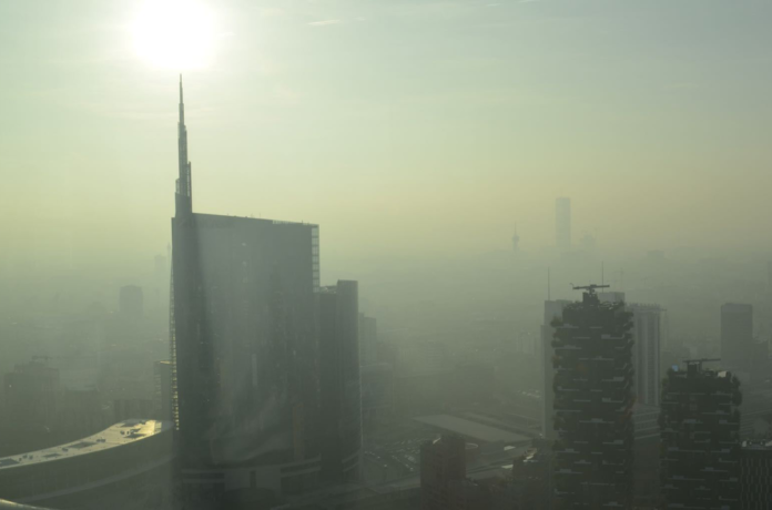 La torre Unicredit e altri edifici di Porta Nuova a Milano avvolti nella nebbia