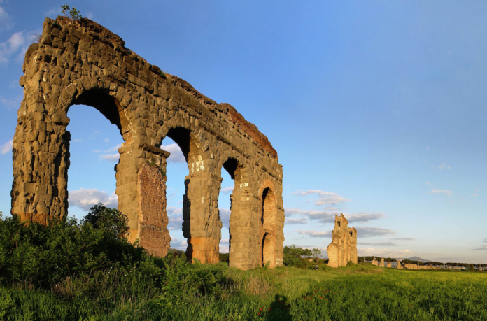 I resti dell'acquedotto romano nei pressi di Roma