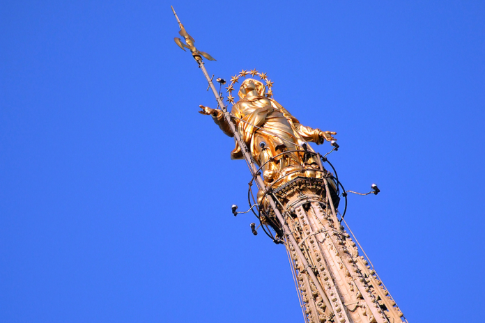 La madonnina sulla guglia più alta del duomo di Milano