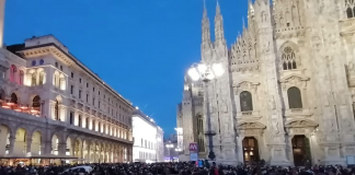 gli assembramenti in piazza Duomo a Milano il 13 dicembre 2020
